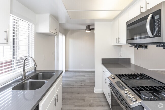 2 habitaciones, 2 baños - 850 pies cuadrados - Cocina/comedor - 250 E Acacia St.