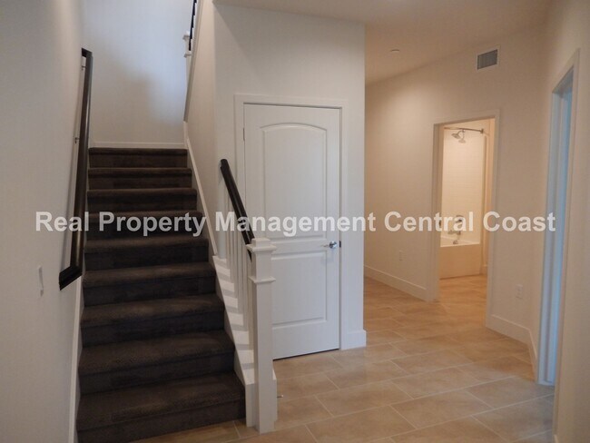 Building Photo - AVAILABLE MAY - Sleek & Modern New Townhom...