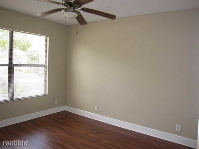 Building Photo - 1500 Lake Crystal Dr