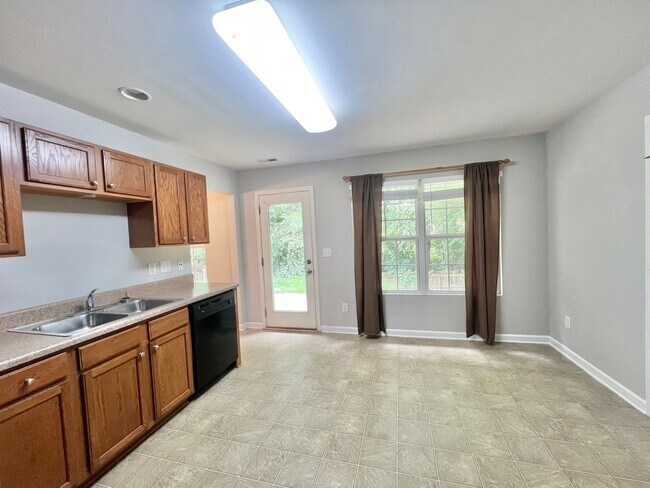 Foto del edificio - Cozy 3BD, 2.5BA Raleigh Home with a Fenced...