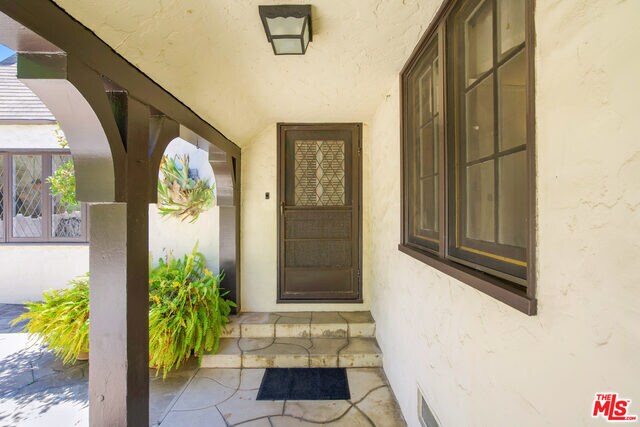 Building Photo - 10766 Wellworth Ave