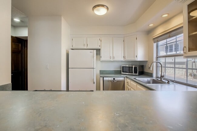 Building Photo - Southpark II Townhouse Available for Rent