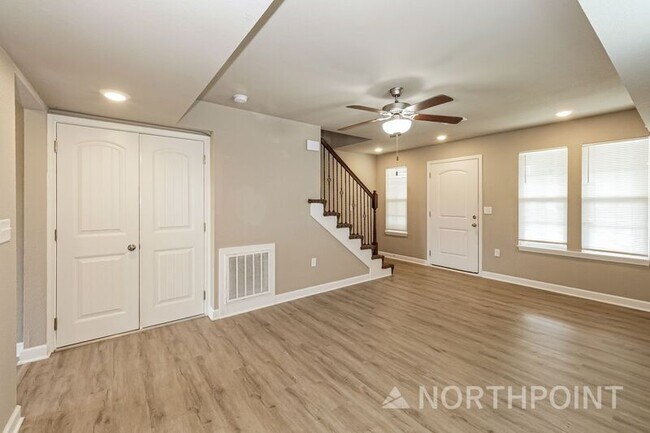 Building Photo - 209 SW Marigold St