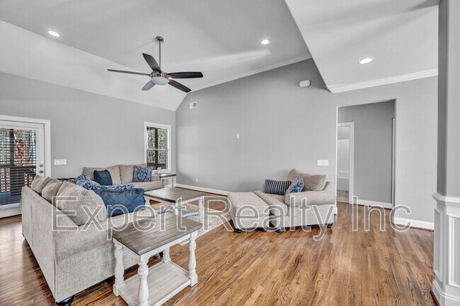 Building Photo - 1102 Grey Oaks Vly