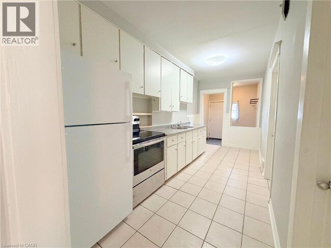 Building Photo - 254 Emerald St N