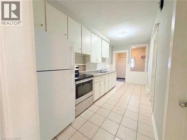 Photo du bâtiment - 254 Emerald St N