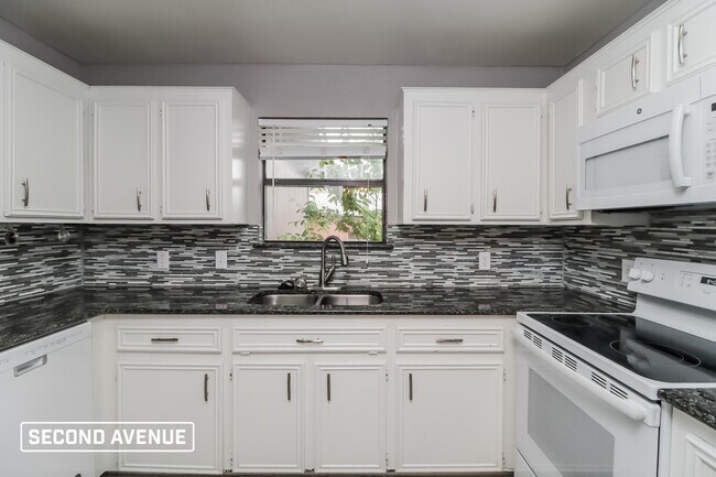 Building Photo - 6305 Avanti DR