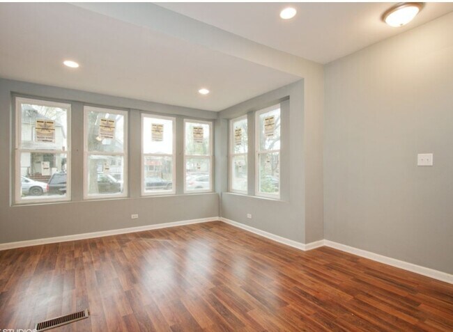 Foto del edificio - 8050 S Saginaw Ave