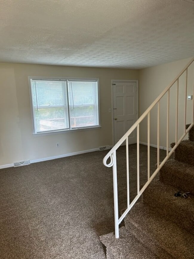 Building Photo - 481 Woodview Dr