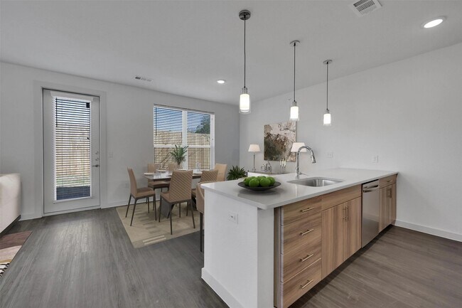 Foto del edificio - 10030 Garland Rd