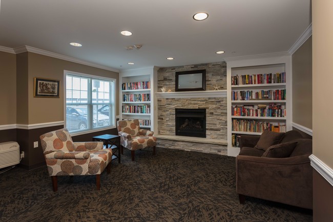 Reading Nook/Library - Meyer Pointe Senior Apartments