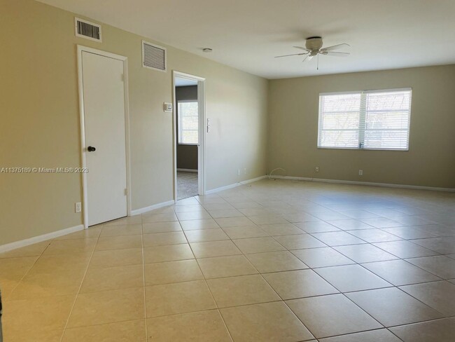 Building Photo - 12 NE 19th Ct