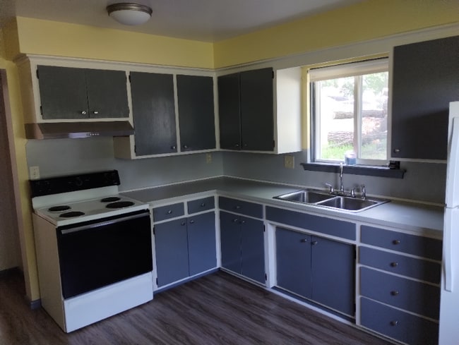 Building Photo - 320 4th St SE Building Photo - 320 4th St SE