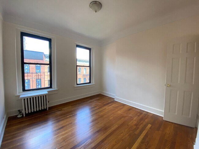 Foto del edificio - 318 E 93rd St