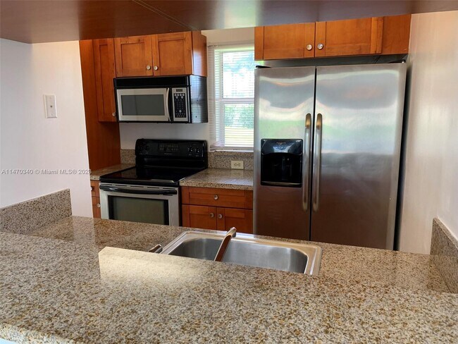 Building Photo - 895 Twin Lakes Dr