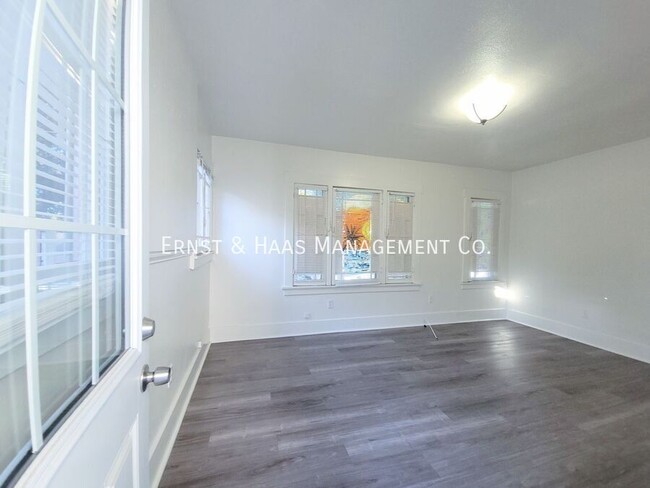 Foto del edificio - Charming 1 Bedroom Bungalow Apartment in C...