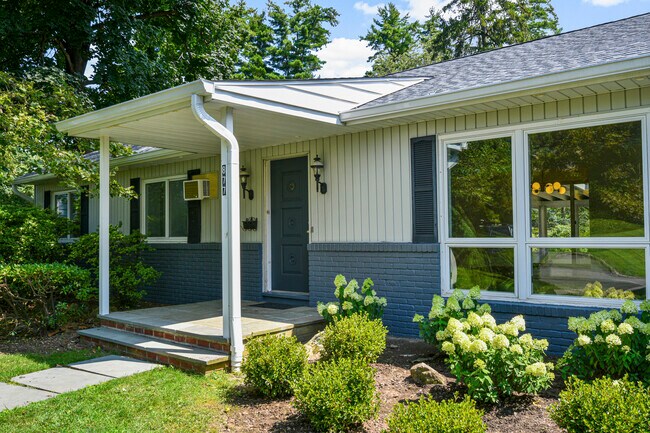 Building Photo - 877 Port Dr
