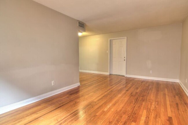 Foto del edificio - 3508 Russell Blvd