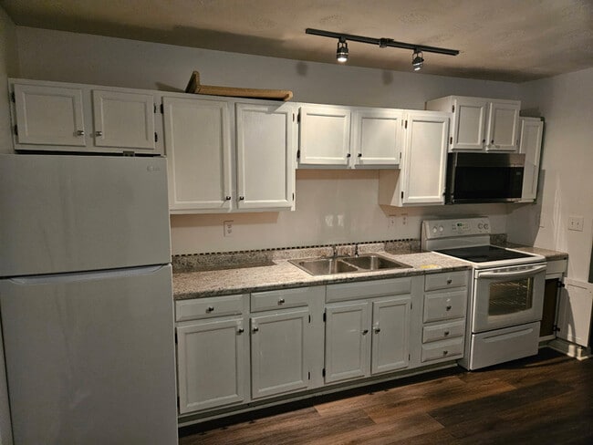 Building Photo - 141 Orchard View Ln