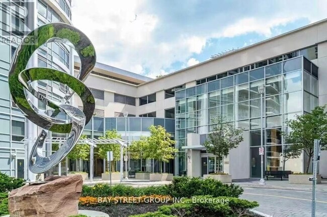 Photo du bâtiment - 125 Village Green Square