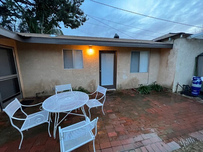 La entrada principal. Sala de estar a la derecha. Cocina a la izquierda de la puerta. Habitación a la izquierda. - 7822 Genesta Ave