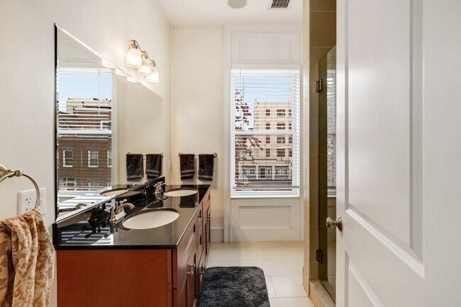 Foto del edificio - 423 E 5th St