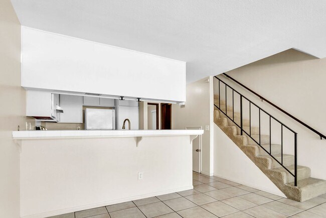 Foto del edificio - Great three bedroom townhome in UTC!  Avai...