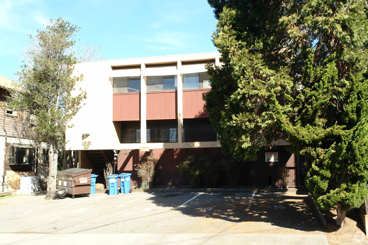 Building Photo - 1915 Delaware St