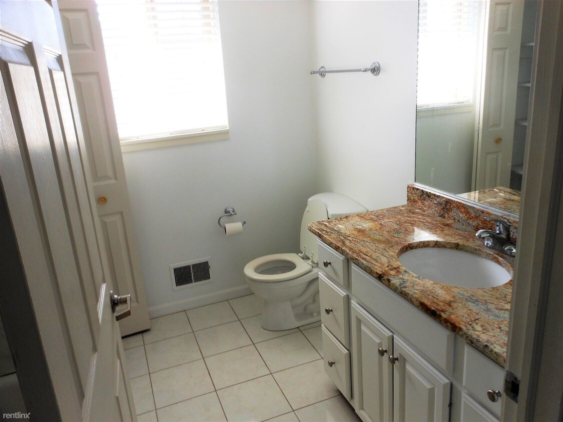 Building Photo - 4 br, 2 bath Townhome - 1414 Traver Rd