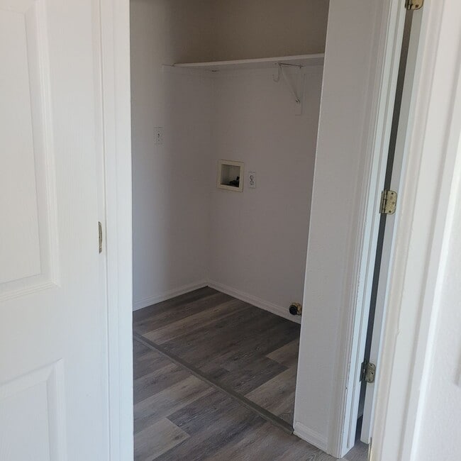 Building Photo - 3 Bed 2 bath upstairs unit