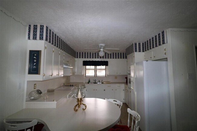 Building Photo - 2204 N Rayburn Ct