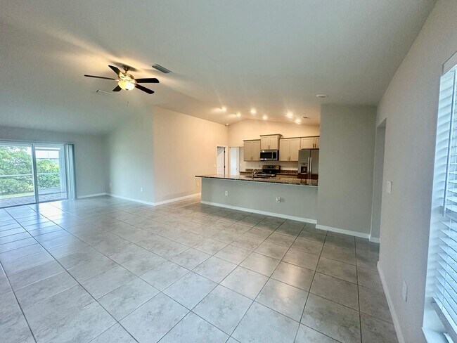 Foto del edificio - 4 Bedroom 2 Bathroom 2 Car Garage- NW Cape Coral Home with Screened Lania