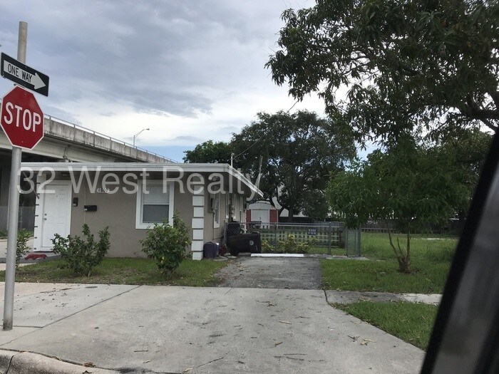 Building Photo - Cozy 1/1 in the heart of West Palm Beach