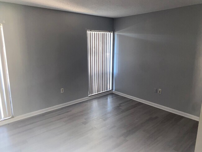 Building Photo - Location, location, location! 875 SF Unit-...