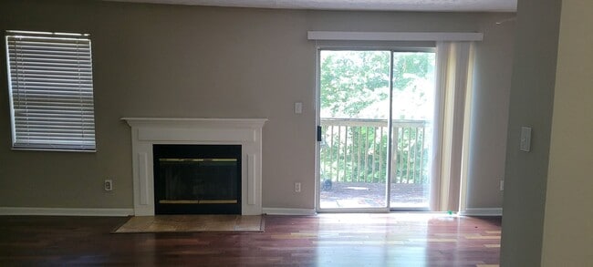 Building Photo - Knoxville 37923 - 2 bed 2.5 bath condo - call Howard Grower 865-705-0969