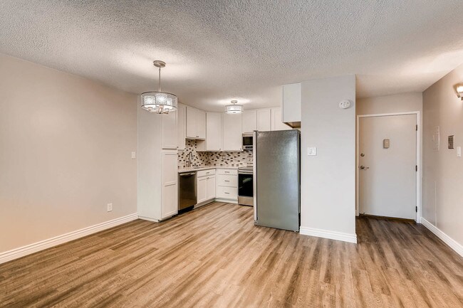 Foto del edificio - 6940 E Girard Ave