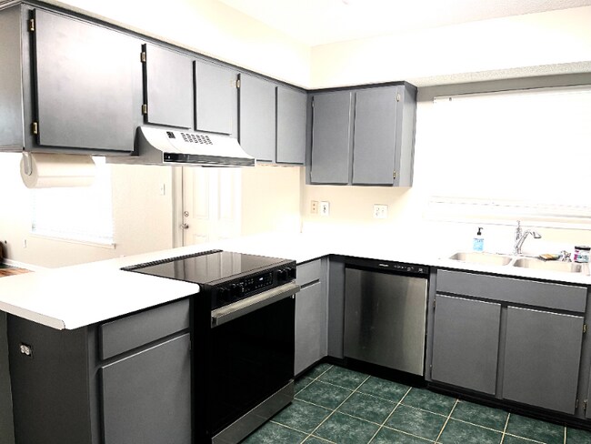 Foto del edificio - 2552 Golden Park Ln