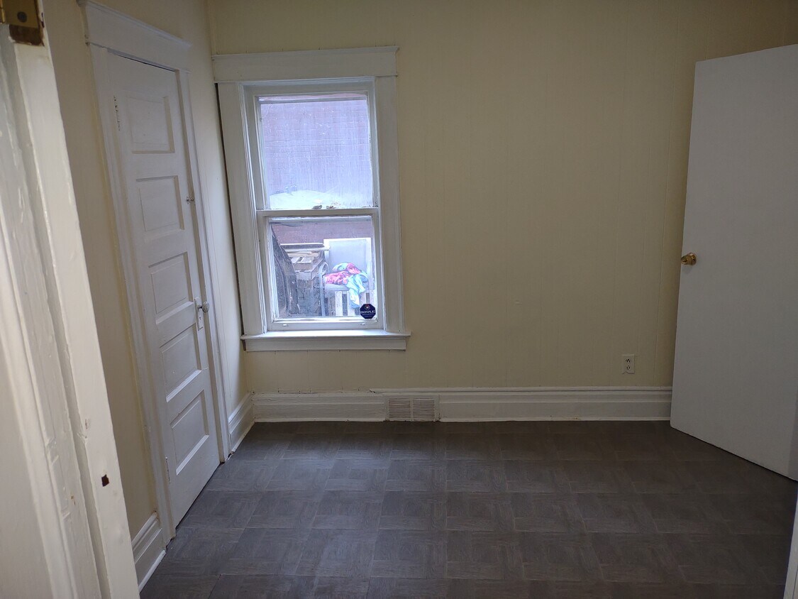Building Photo - 1622 Niagara St