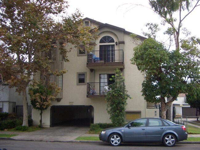 Building Photo - 2342 CEDAR Ave
