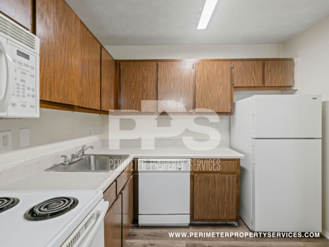 Building Photo - FULLY RENOVATED UNIT!!! WITH ONE MONTH REN...
