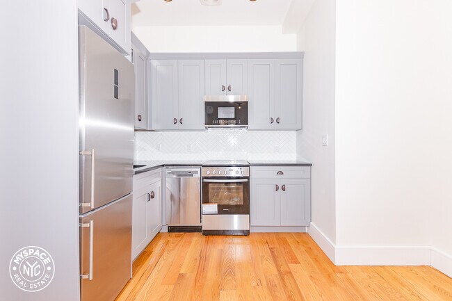 Foto del edificio - 232 Tompkins Ave