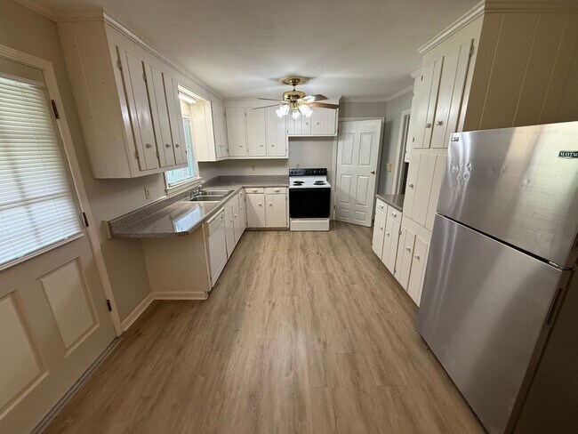 Foto del edificio - 2703 Lakeridge Cir NW