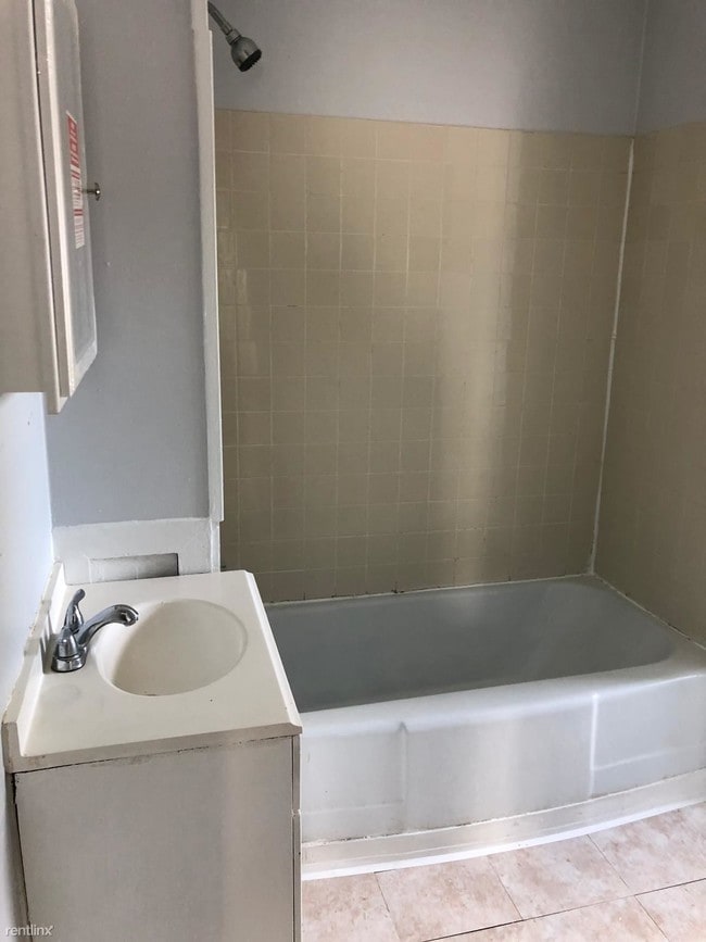 Building Photo - 2 br, 1 bath  - 199 Saltonstall Ave Unit 3