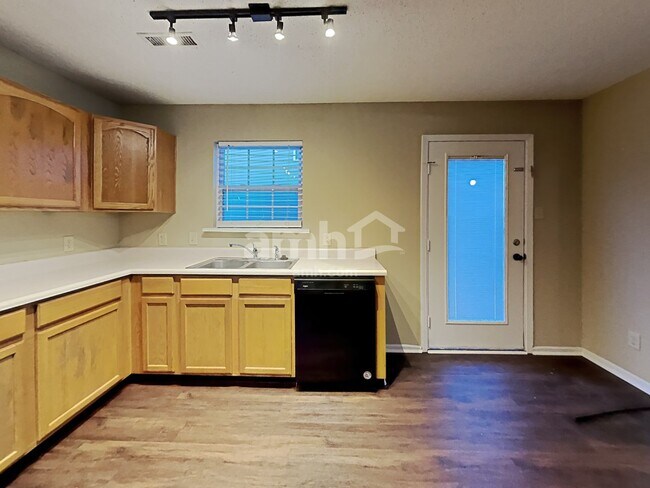 Foto del edificio - 12115 Maize Dr