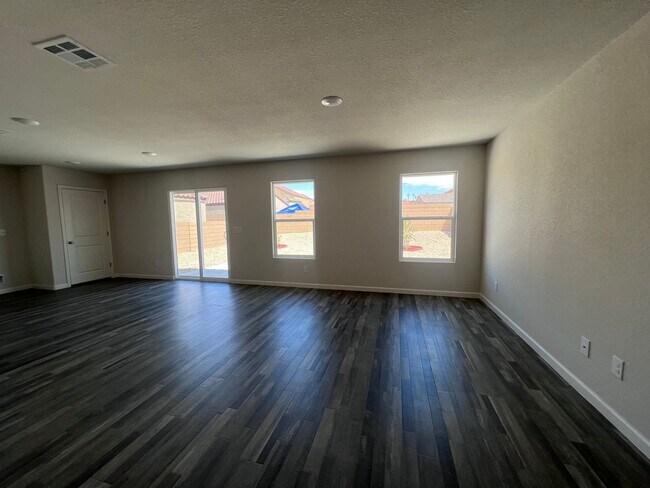 Foto del edificio - Near New 3BR with All Appliances close to ...