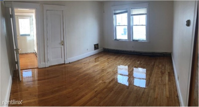 Building Photo - 4 br, 1 bath Apartment - 36 Roberts St