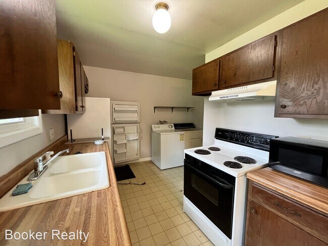 Building Photo - 3 br, 1 bath House - 10516 N Delaware St
