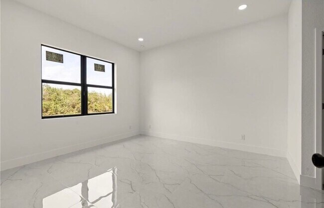 Foto del edificio - 406 W 11th St