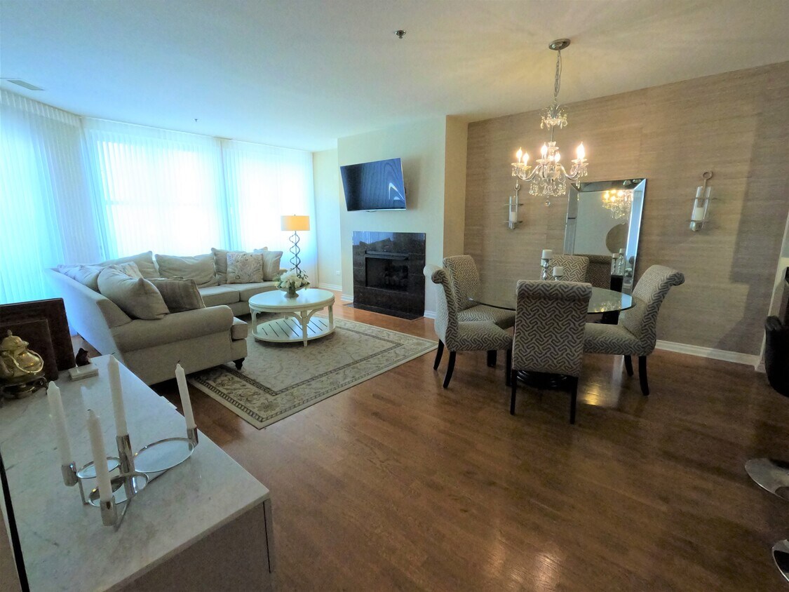 Living Room - 5556 N Sheridan Rd