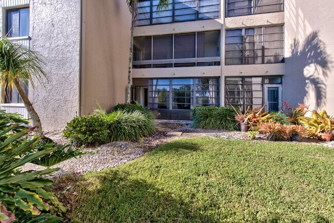 Foto del edificio - Condo just 10 minutes from Downtown Naples and the beaches!